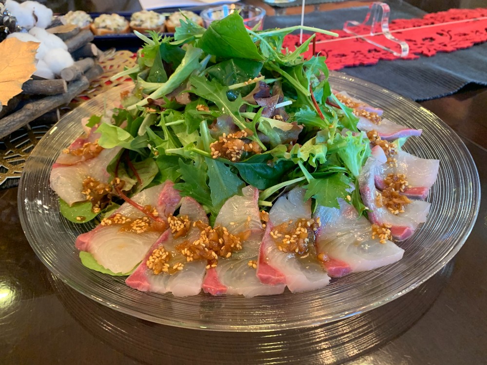 画像：カンパチのカルパッチョ、ハニージンジャーソース